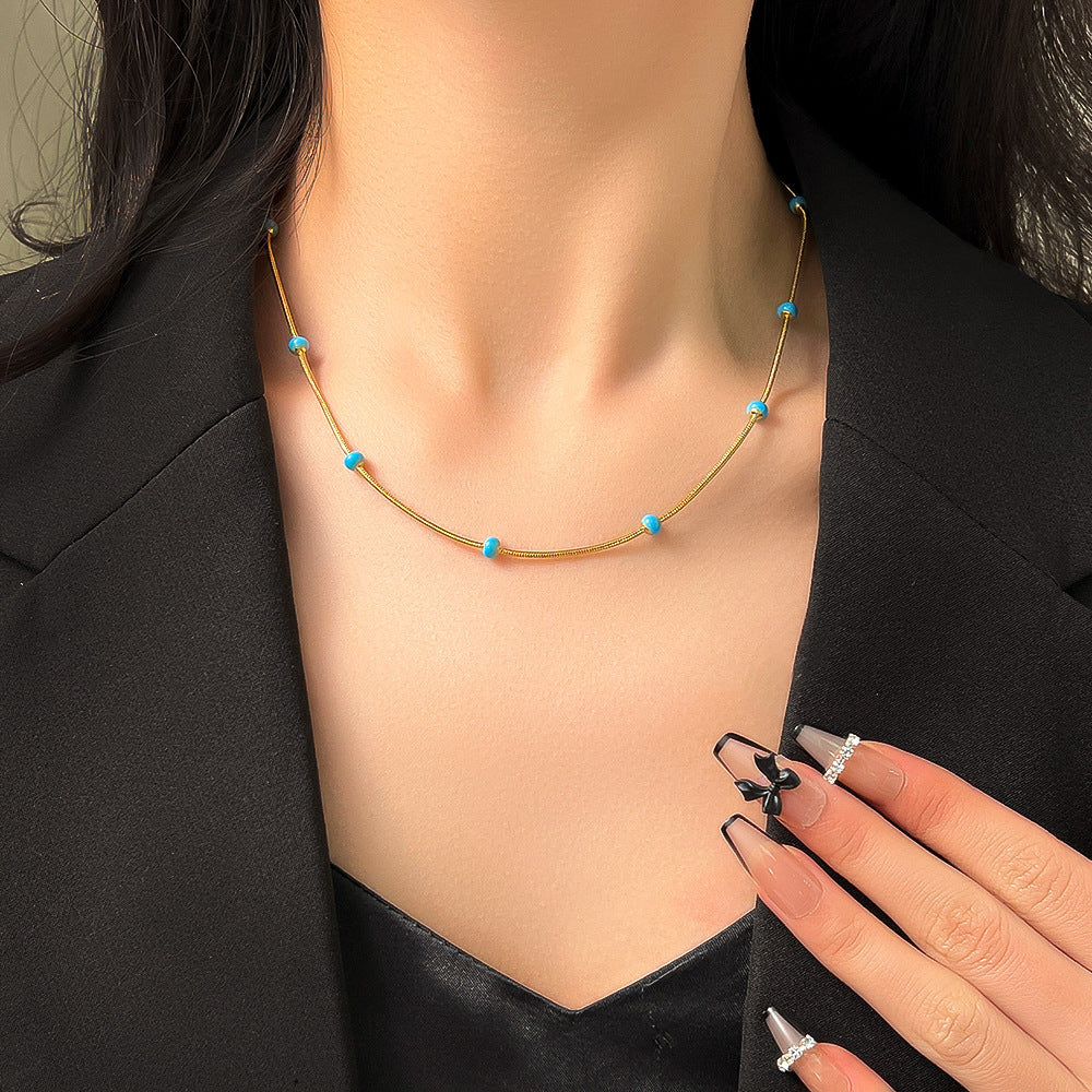Collar con esmalte de gota de bola de acero de titanio para mujer con un sentido incoloro y avanzado
