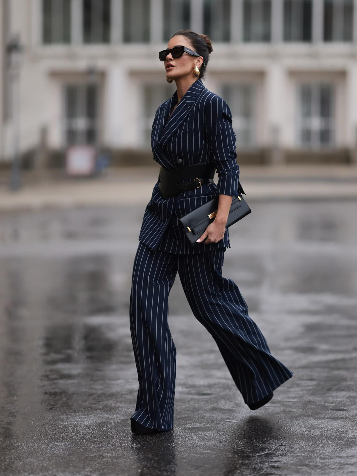 Conjunto elegante de blazer a rayas y pantalón de cintura alta