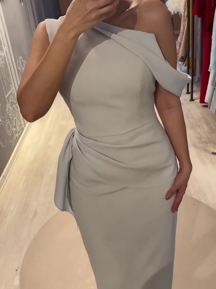 Vestido largo sin mangas con hombros descubiertos y color liso