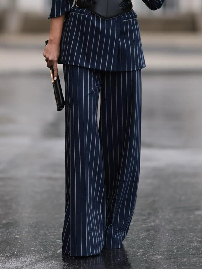 Conjunto elegante de blazer a rayas y pantalón de cintura alta