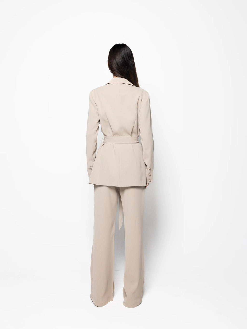 Elegantes Set aus einfarbigem Blazer mit Gürtel und hochtaillierter Hose