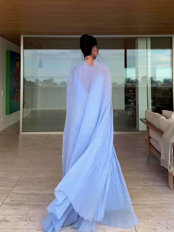 Conjunto de dos piezas de vestido largo plisado celeste y capa