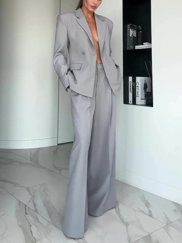 Einfarbiger grauer Blazer mit einem Knopf und weite Hose