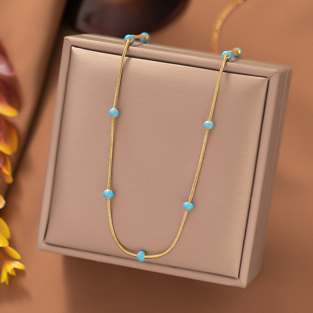 Collar con esmalte de gota de bola de acero de titanio para mujer con un sentido incoloro y avanzado