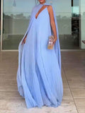 Zweiteiliges Set aus plissiertem, himmelblauem Maxikleid und Umhang