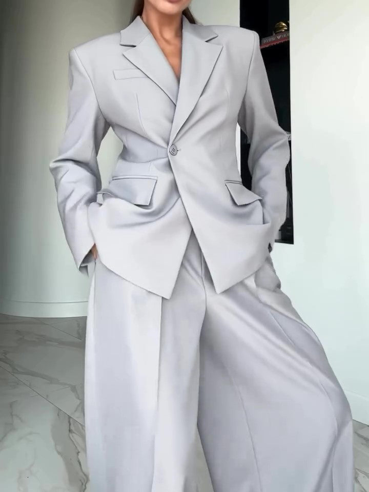 Einfarbiger grauer Blazer mit einem Knopf und weite Hose