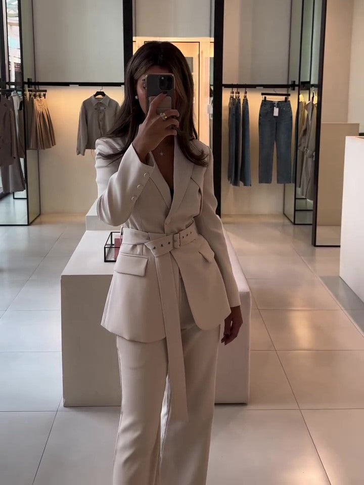Elegantes Set aus einfarbigem Blazer mit Gürtel und hochtaillierter Hose