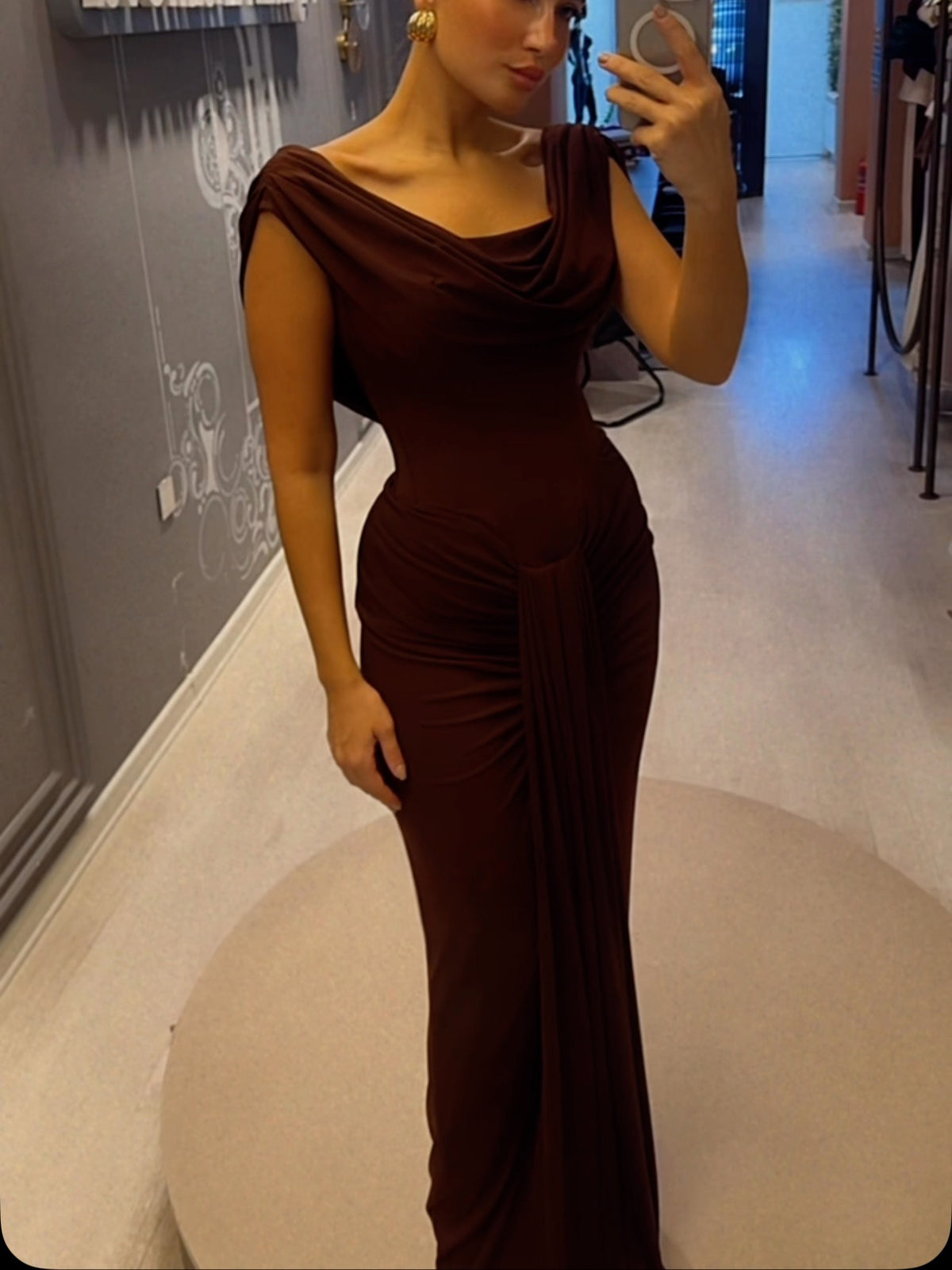 Vestido largo sin mangas con cuello Swoosh marrón
