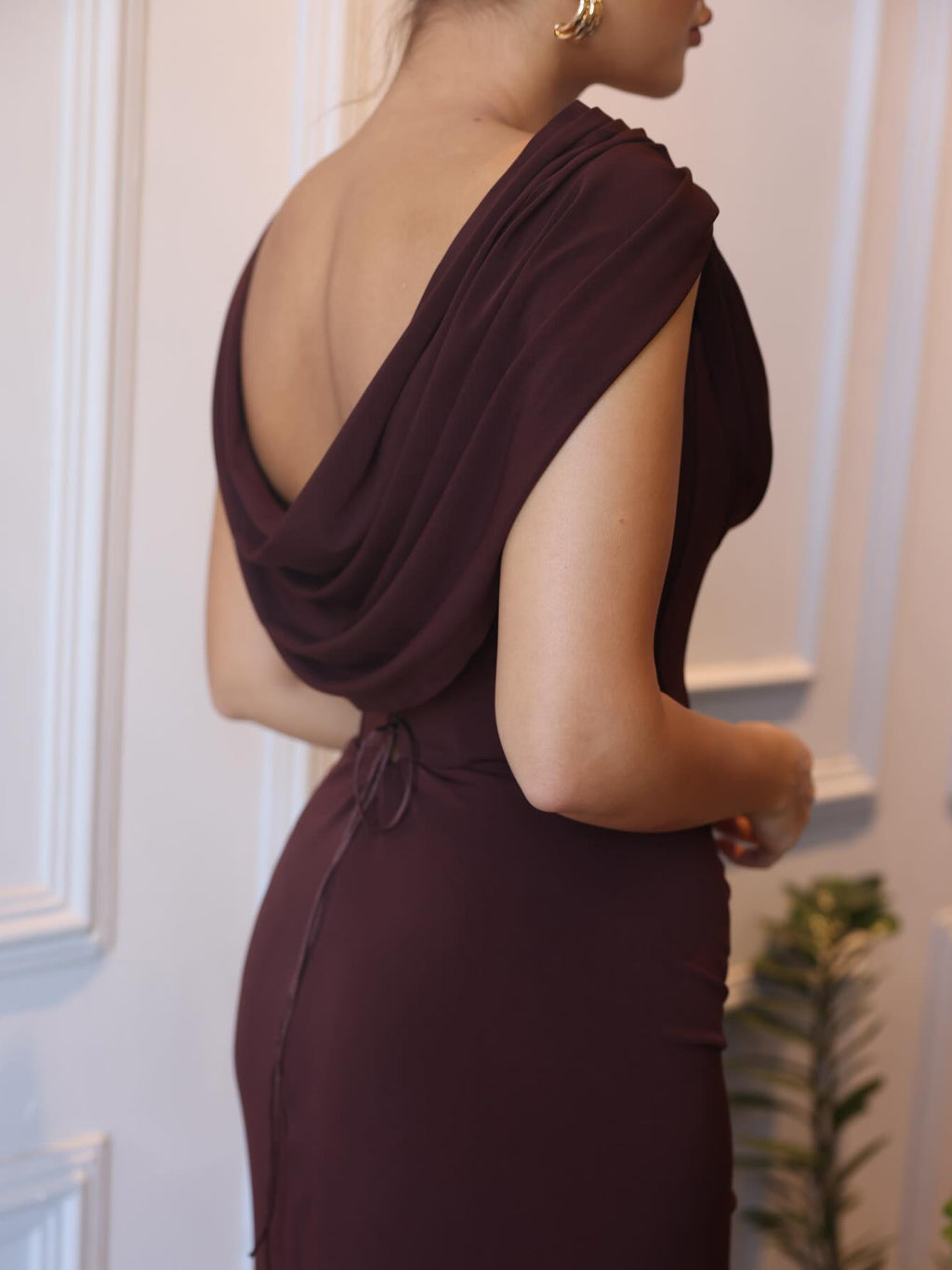 Vestido largo sin mangas con cuello Swoosh marrón