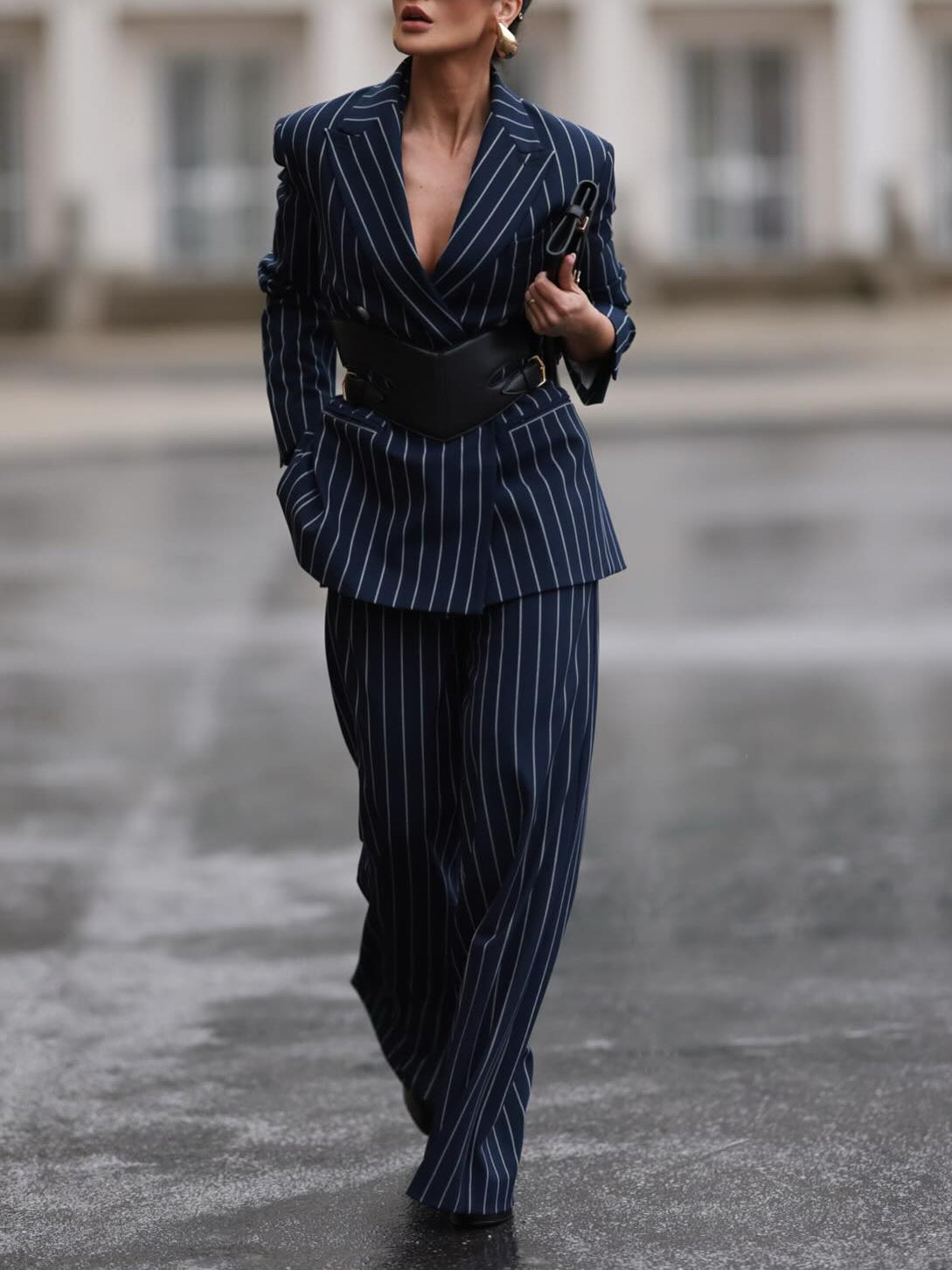 Conjunto elegante de blazer a rayas y pantalón de cintura alta