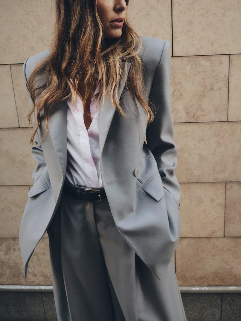 Einfarbiger grauer Blazer mit einem Knopf und weite Hose