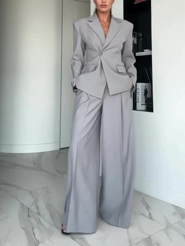 Einfarbiger grauer Blazer mit einem Knopf und weite Hose