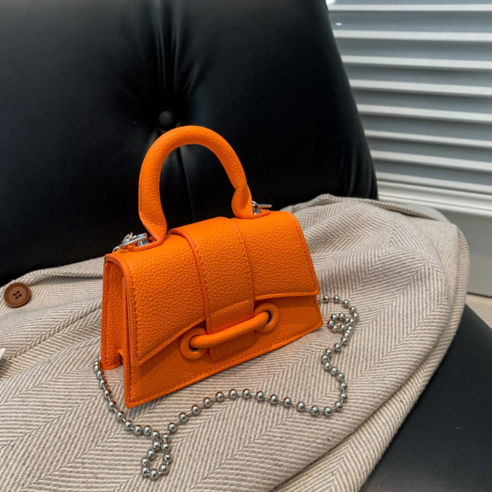Damen-Mini-Handtasche im koreanischen Stil, schicke einfarbige Umhängetasche mit Kettenstruktur, Damen-Sommer-High-End-Lippenstift-Pendeltaschen
