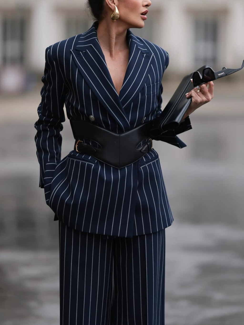 Elegantes Set aus gestreiftem Blazer und Hose mit hoher Taille
