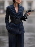 Elegantes Set aus gestreiftem Blazer und Hose mit hoher Taille