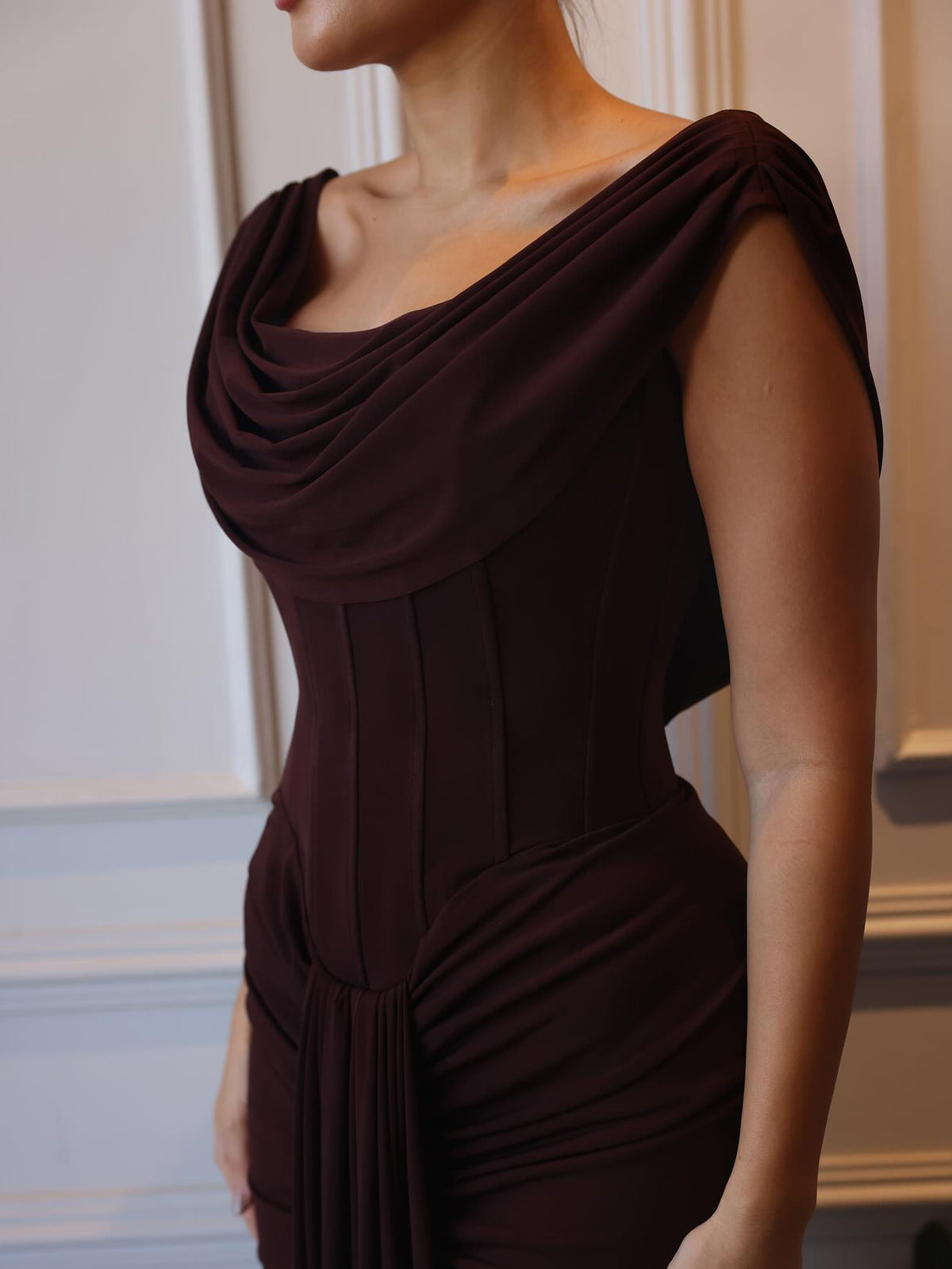 Vestido largo sin mangas con cuello Swoosh marrón