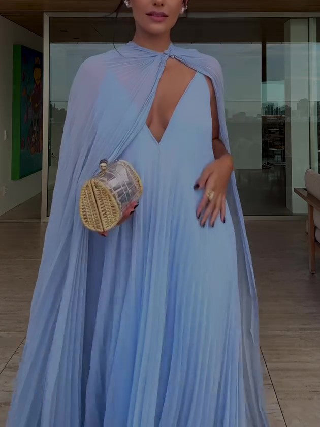 Zweiteiliges Set aus plissiertem, himmelblauem Maxikleid und Umhang