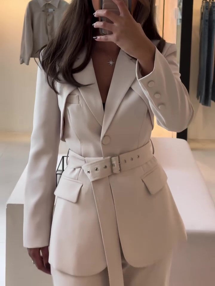 Conjunto elegante de blazer con cinturón de color liso y pantalones de cintura alta