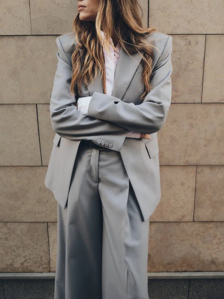 Einfarbiger grauer Blazer mit einem Knopf und weite Hose