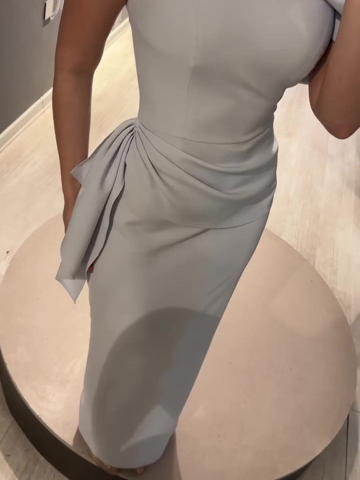 Vestido largo sin mangas con hombros descubiertos y color liso
