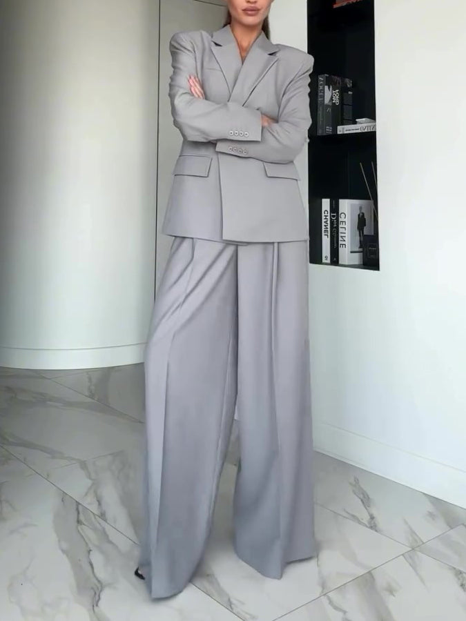 Traje blazer gris de un solo botón y pantalón ancho