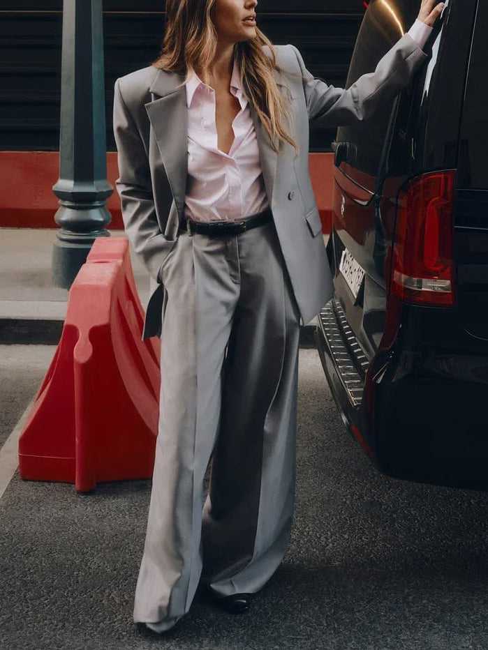 Traje blazer gris de un solo botón y pantalón ancho