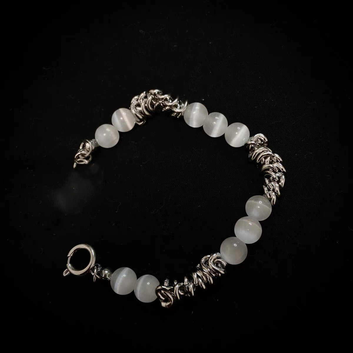 Pulsera trenzada con adornos