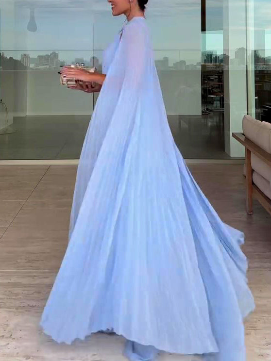Zweiteiliges Set aus plissiertem, himmelblauem Maxikleid und Umhang